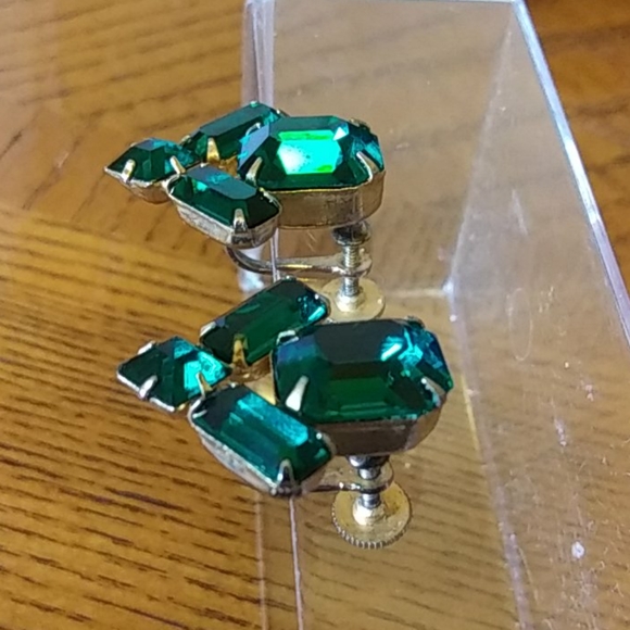Emerald Green Colored Earrings Screw Back Closure - Picture 2 of 4